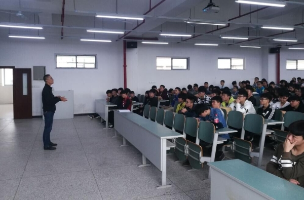 F:？6-2017学年第二学期新闻宣传？70421学院组织开展2016级专业认知实习系列讲座活动新建文件夹 (2)QQ图片20170421161951.jpg